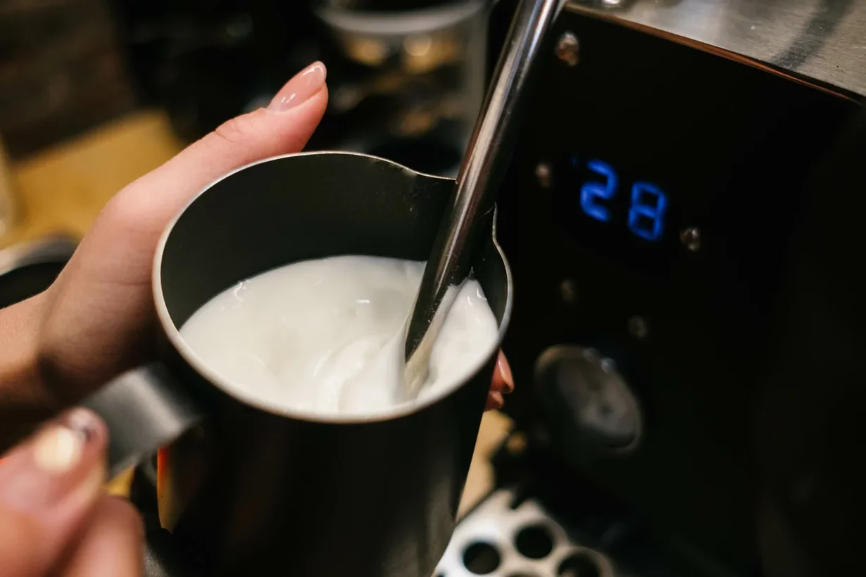 Как температура пара и процесс взбивания влияет на качество молочной пены