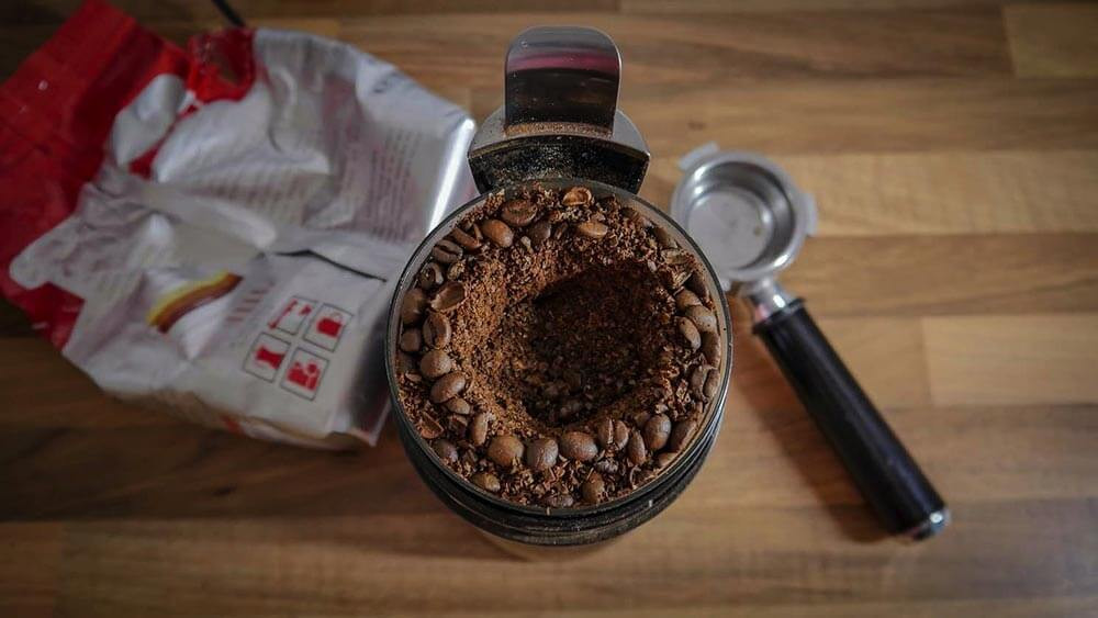Стоит ли разогревать кофе в микроволновке?