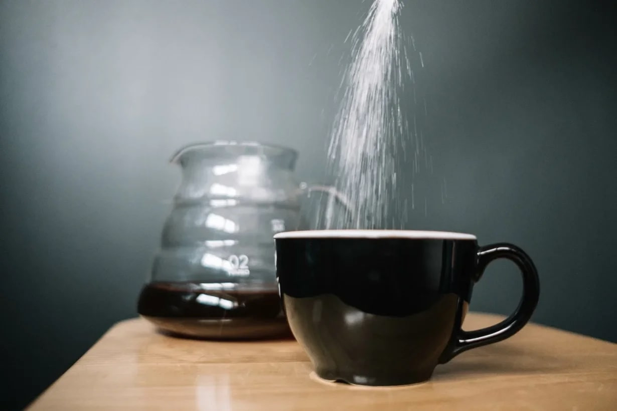 Зачем кофе перед помолом сбрызгивают водой