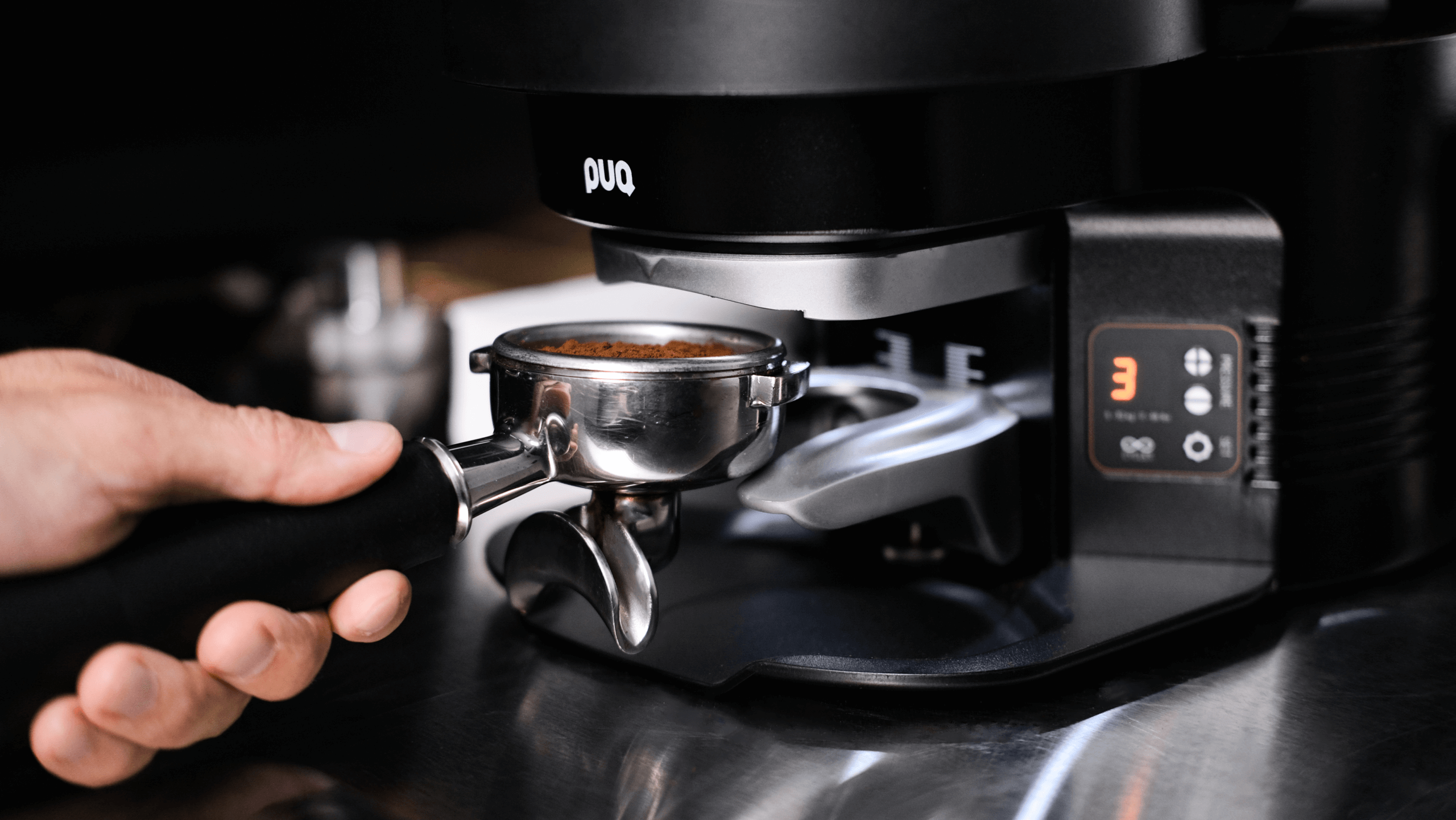 Кофе в холдере перед темпировкой