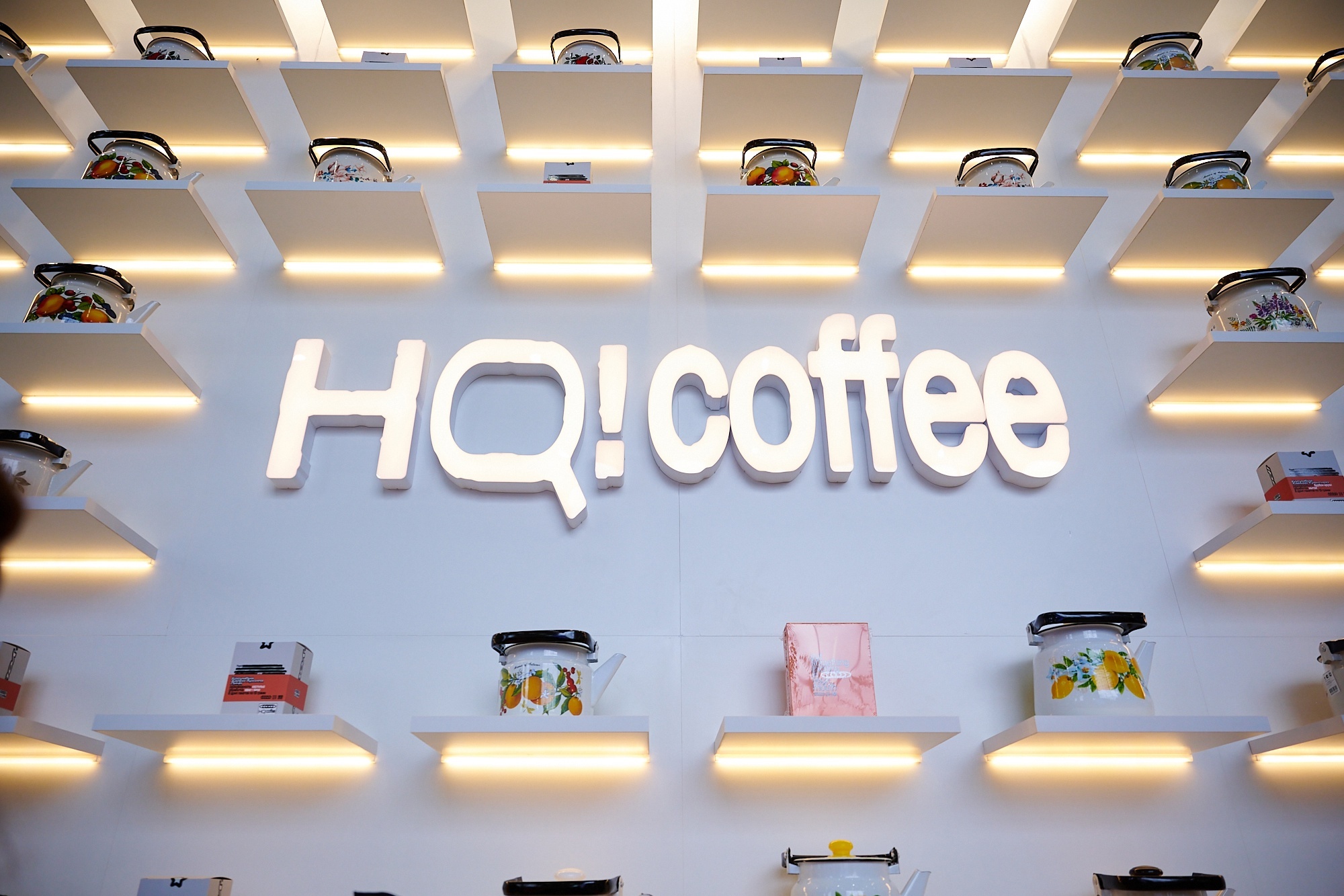 Стенд HQ! Coffee с выставленными советскими чайниками на полках