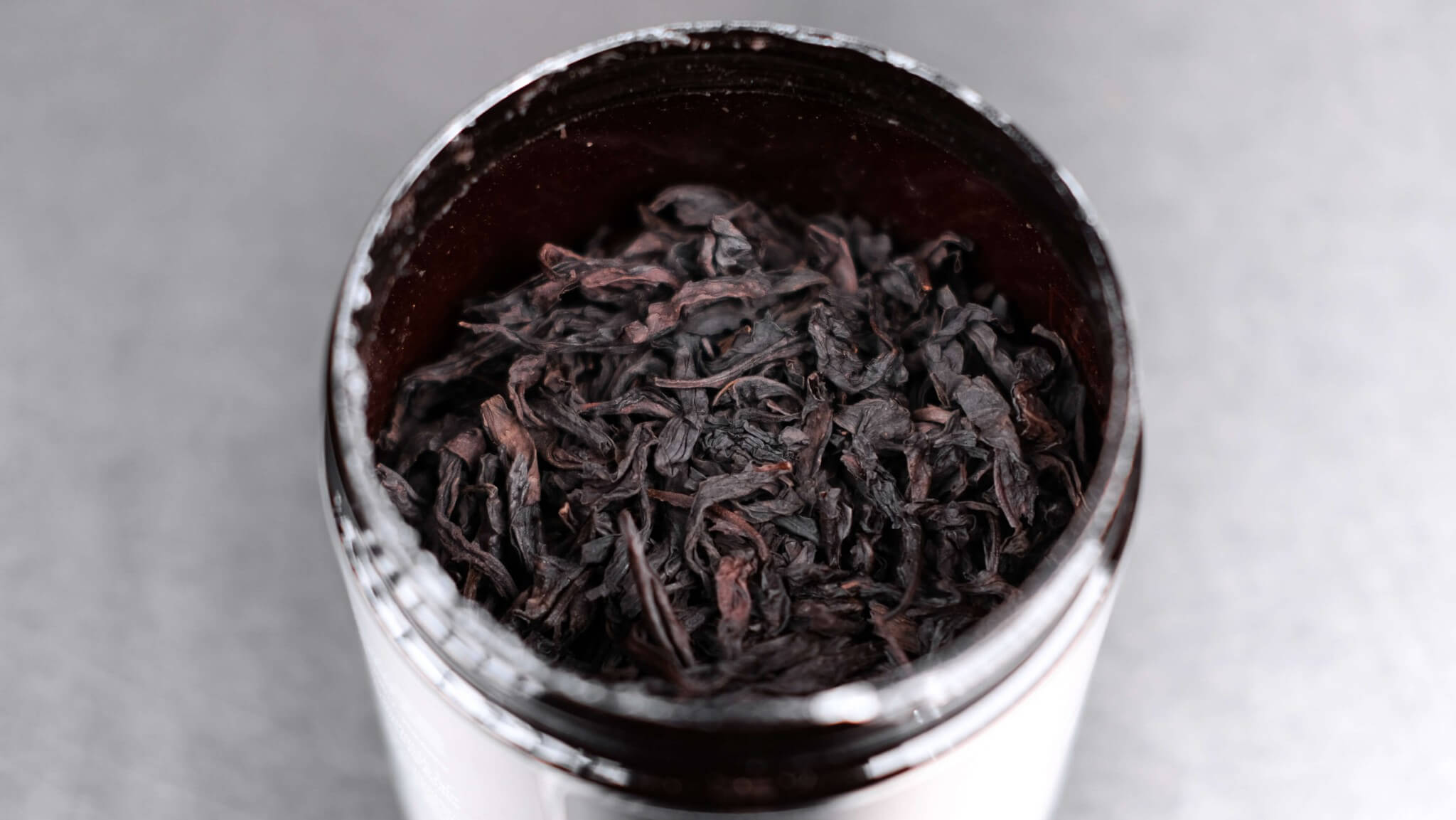 Процесс ферментации сильноферментированного улуна Да Хун Пао в течение 12-18 часов