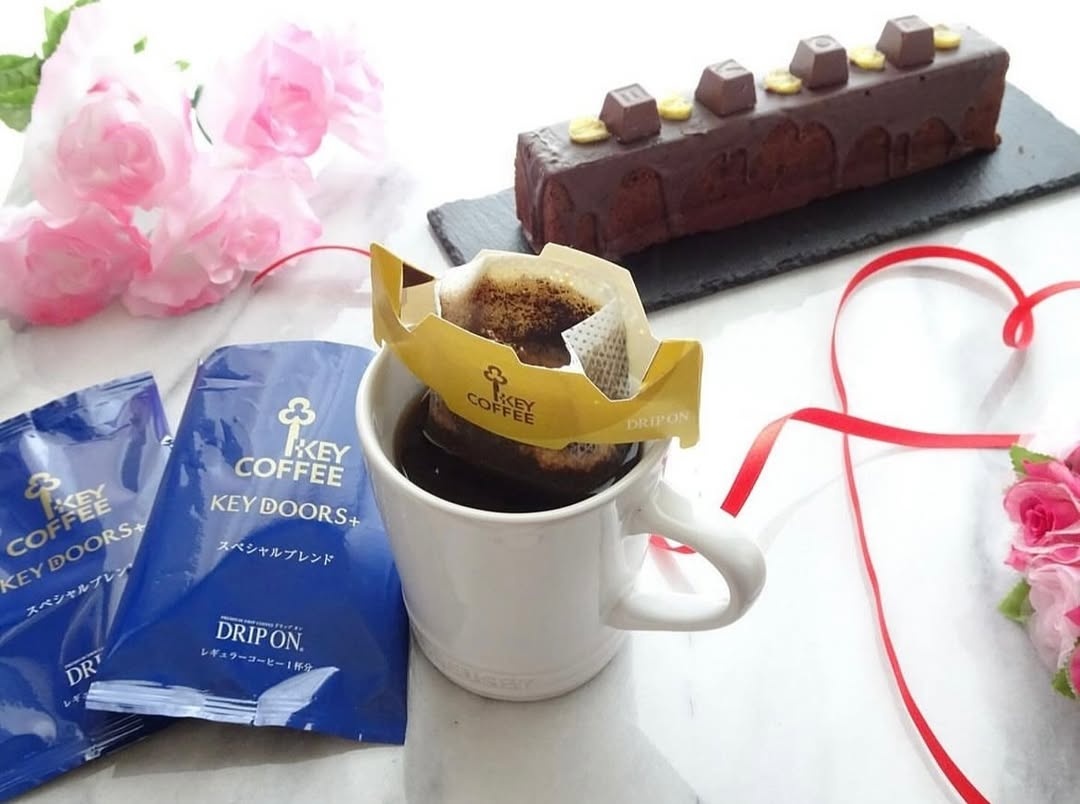 дрип-пакеты Key Coffee рядом с десертом