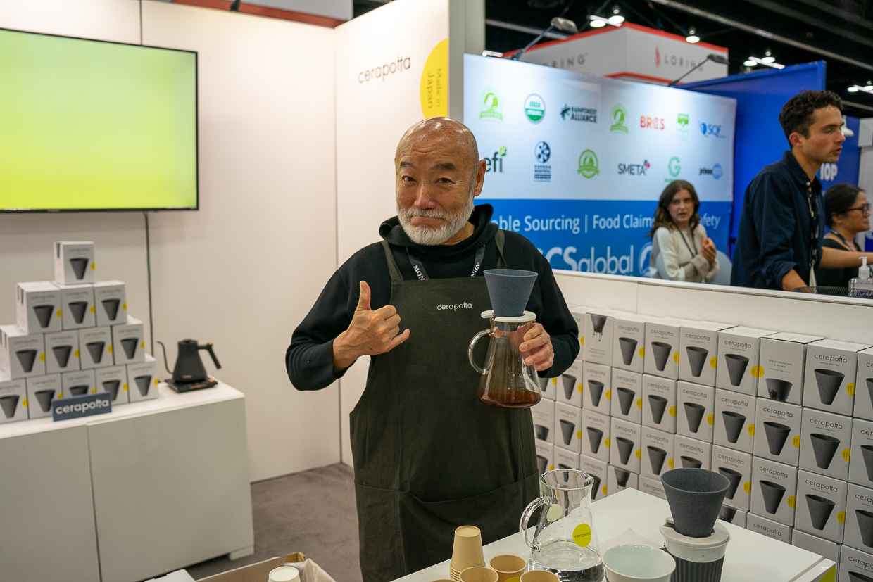 Генеральный директор Cerapotta Хидэёси Нагоя на стенде бренда на выставке Specialty Coffee Expo — 2023 в Портленде