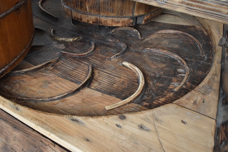 Первый механизм для формовки чая был деревянным с ручным приводом