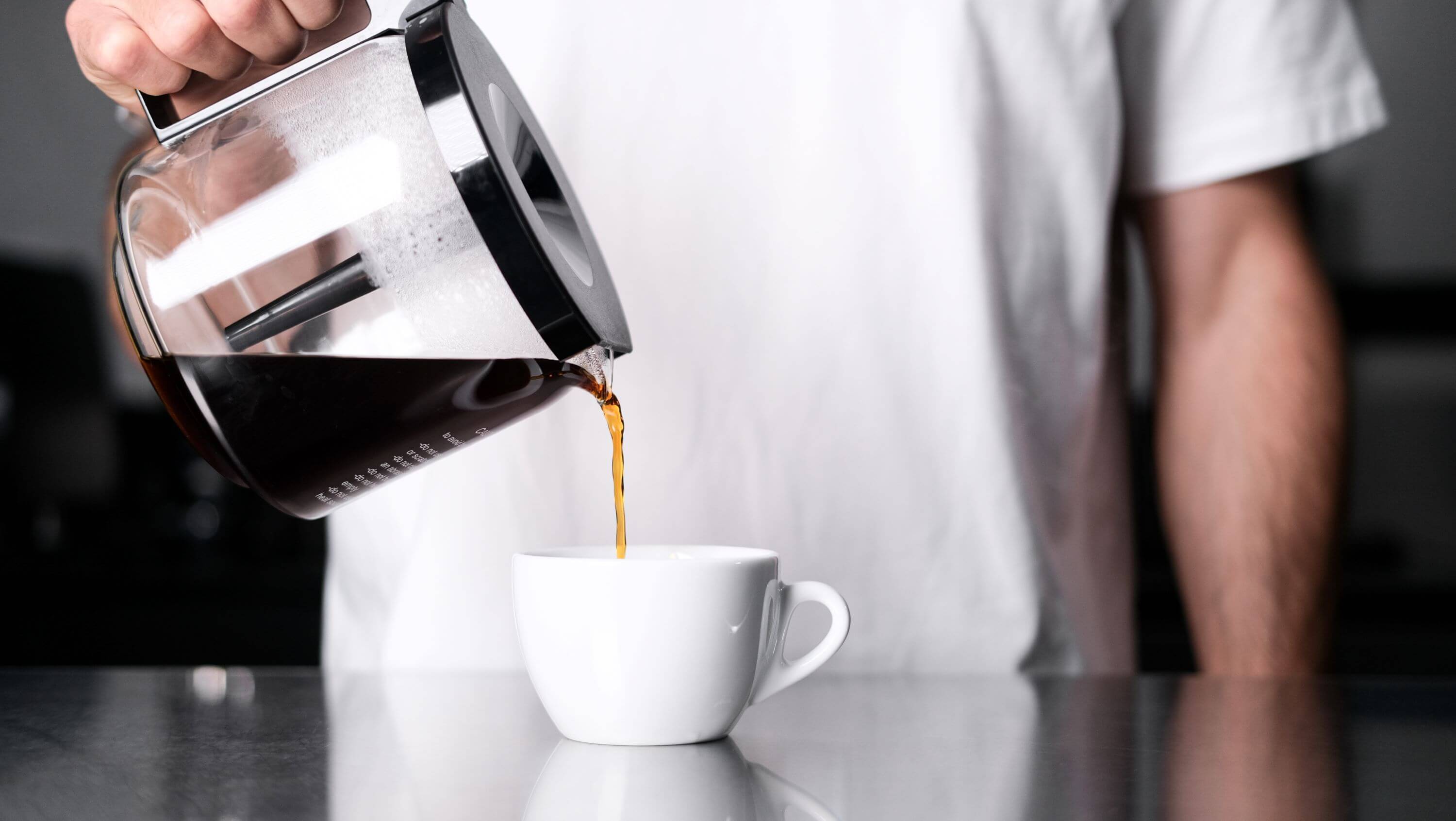Чёрный кофе наливают в чашку