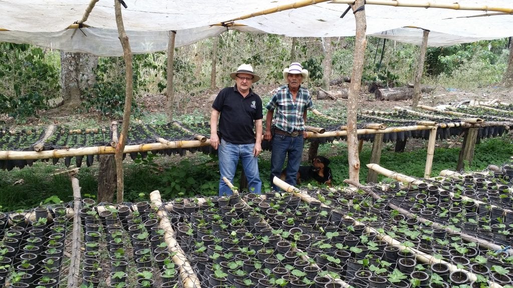 Гонсало Морено (слева) — владелец фермы на севере Никарагуа