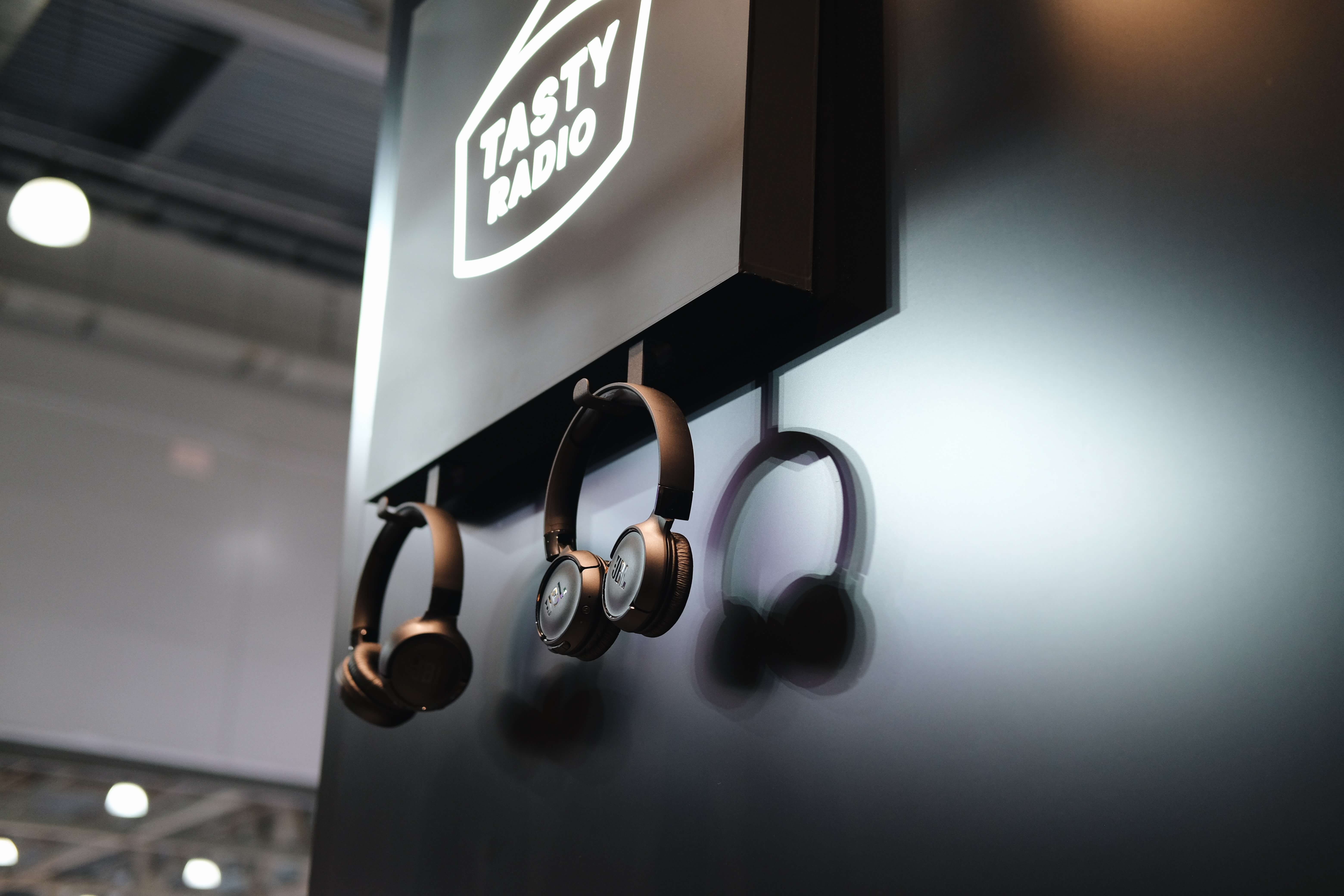 Наушники с возможностью послушать Tasty Coffee Radio на стенде Tasty Coffee во время PIR-COFFEE 2025