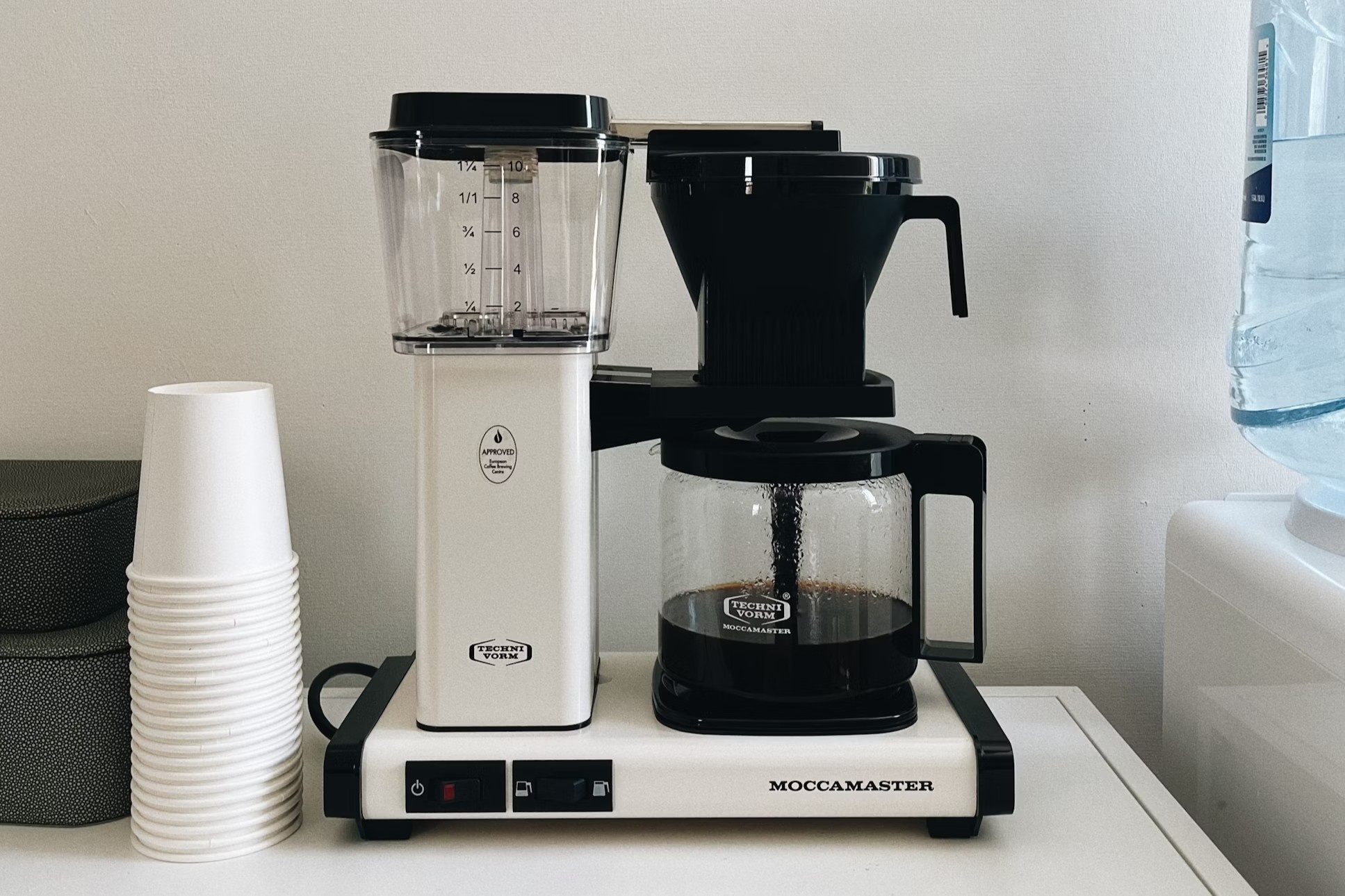 Капельная кофеварка Moccamaster белого цвета с полным кофейником