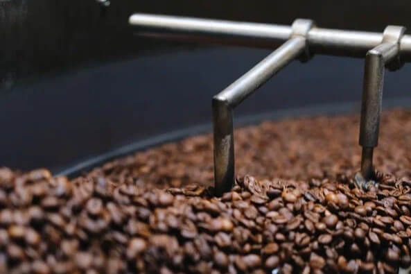 Кофе охлаждается после обжарки