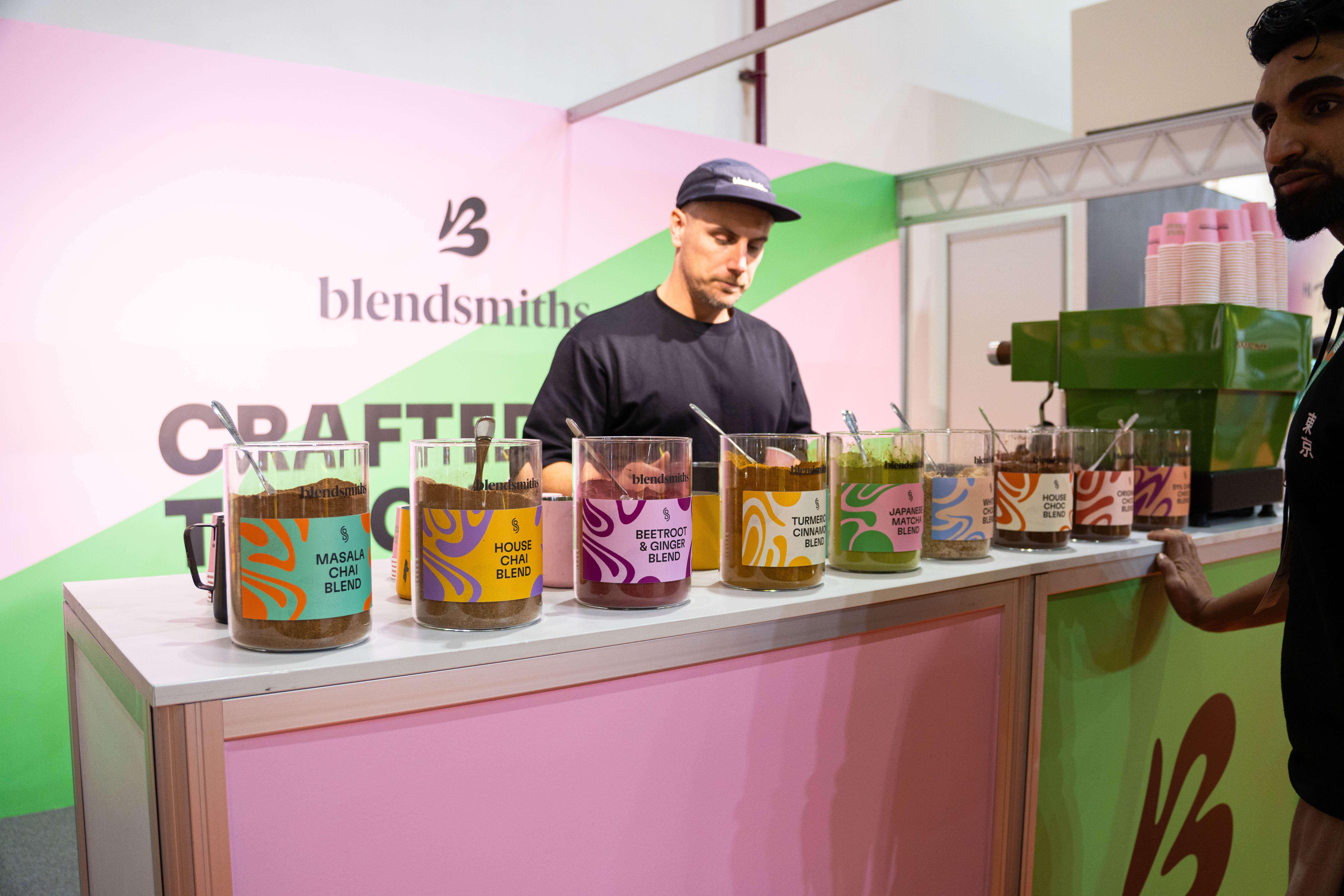 Ассортимент добавок для кофе у стенда на одной из выставок