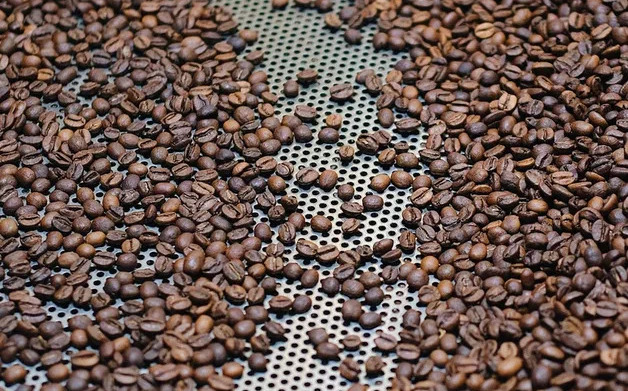 Кофейное зерно после обжарки