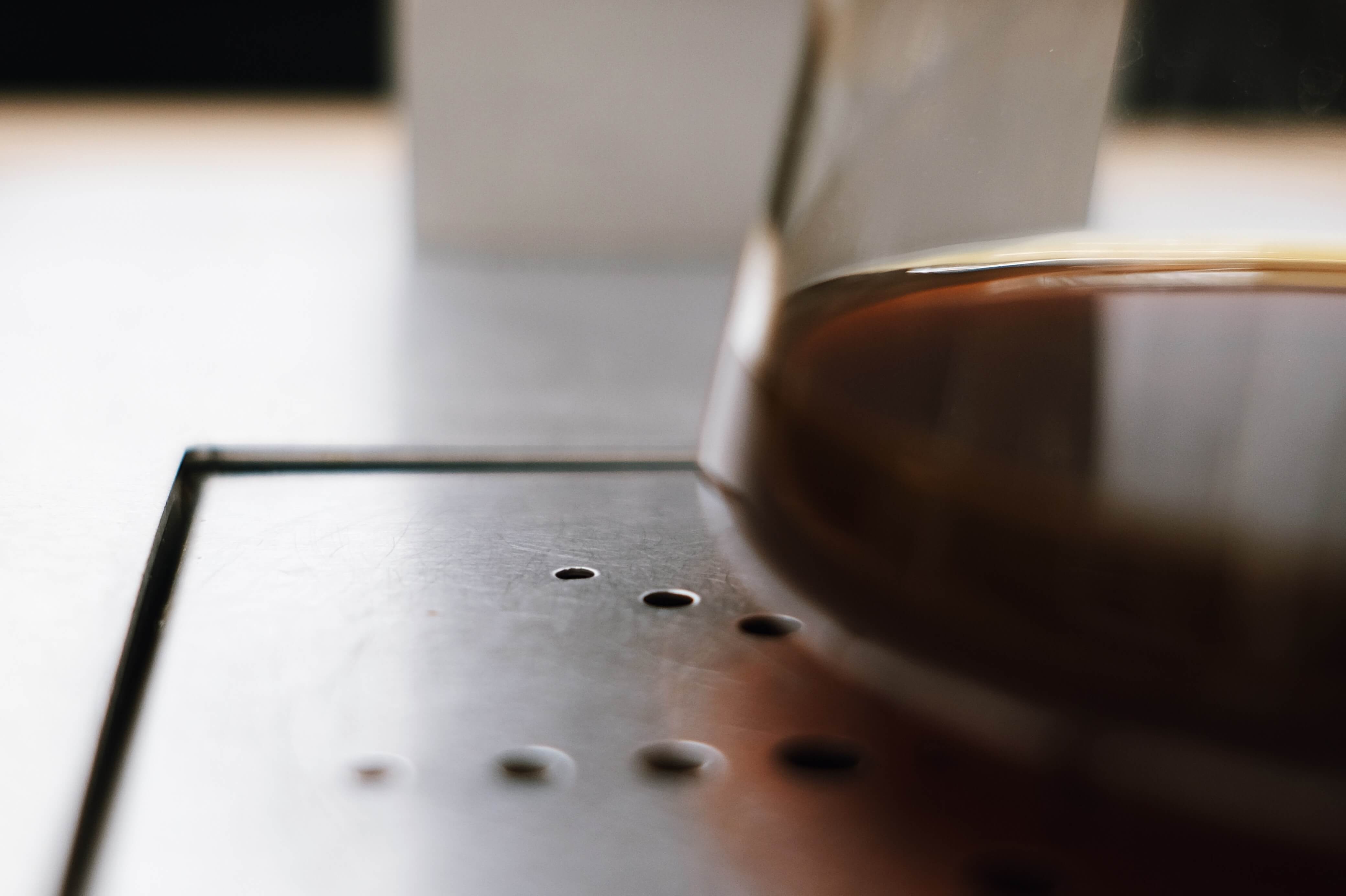 Сёрвер с чёрным кофе на каплесборнике