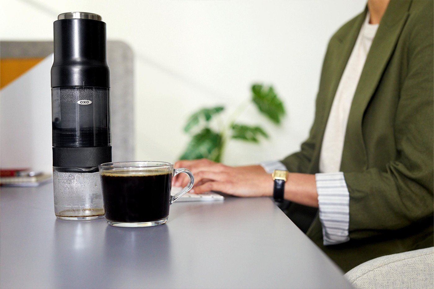 Кофеварка Rapid Brewer и чашка черного кофе на столе